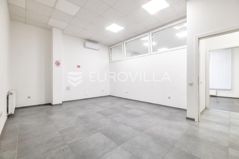 Poslovni prostori Na predaj Ravnice