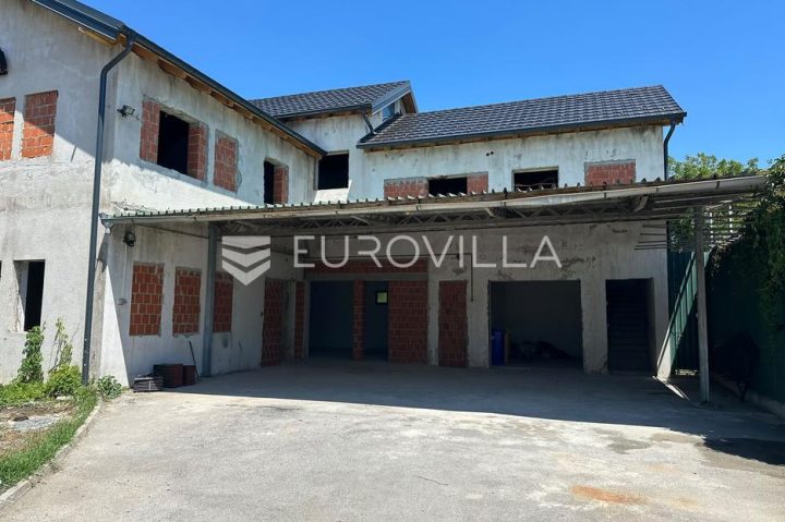Poslovni prostori na predaj 345 m² – Centar