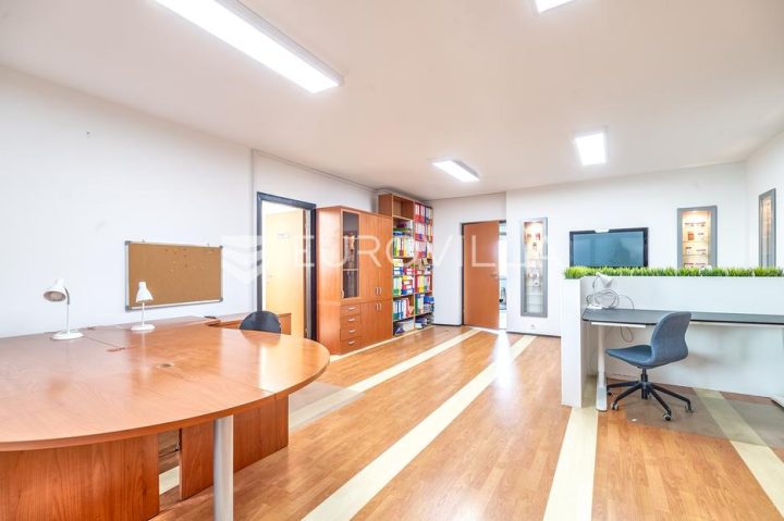 Komerčné na predaj 816 m² – Brezje