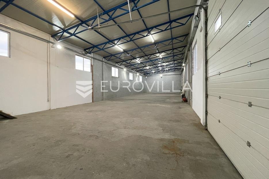 Locaux commerciaux À vendre - Osječko-baranjska Petrijevci - foto 1/10