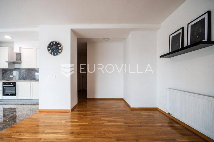 Flat for sale 180 m² – Centar