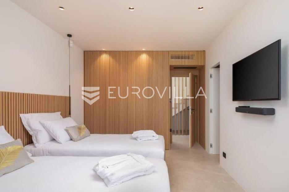 House For sale -  Sutivan