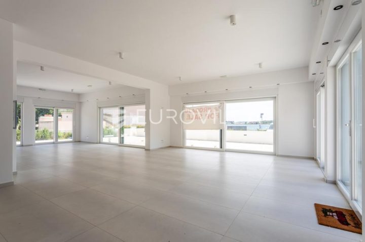 Lokal użytkowy na sprzedaż 194 m² – Srima