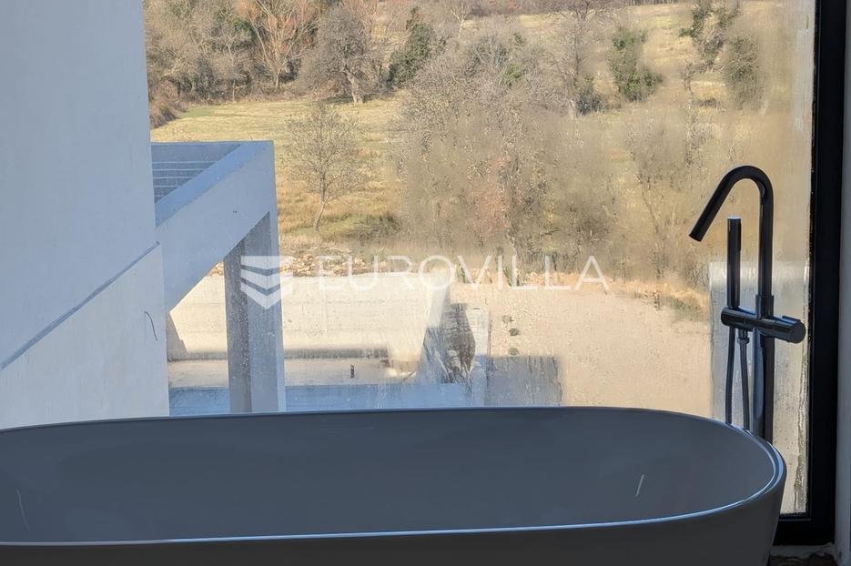 Dům Na prodej -  Nin