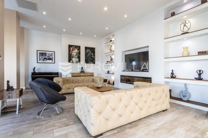 Maison à vendre 325 m² – Podstrana