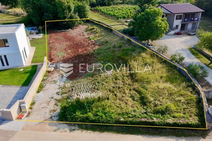 Działka na sprzedaż 1642 m² – Tinjan