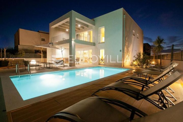 Kuća na prodaju 254 m² – Zaton