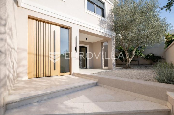House for sale 240 m² – Diklo