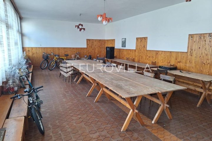 Kuća na prodaju 410 m² – Mala Švarča