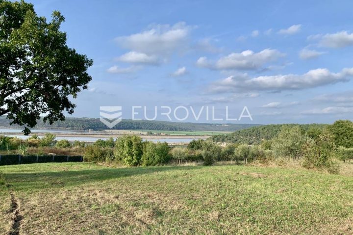 Zemljište na prodaju 11770 m² – Tar