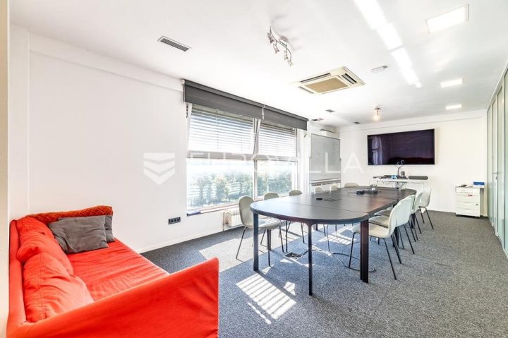 Poslovni prostor za najam 295 m² – Knežija