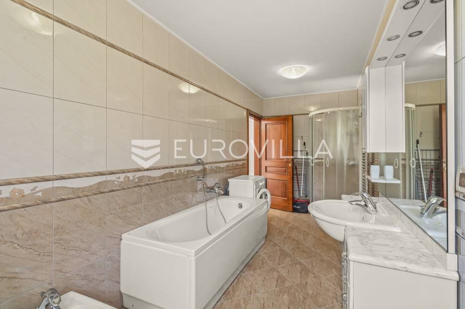 Kuća Na prodaju -  Umag