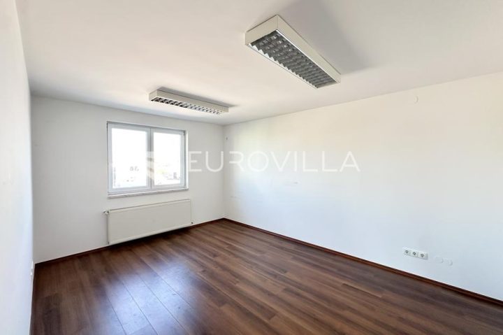 Komerční na prodej 18 m² – Jošine