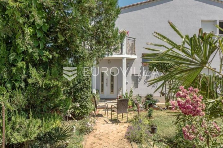 Kuća na prodaju 338 m² – Valdebek