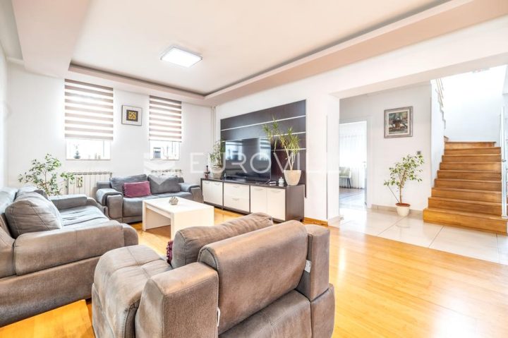 Lokal użytkowy na sprzedaż 670 m² – Novaki