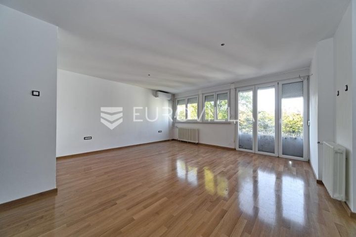 Apartma naprodaj 65 m² – Sjenjak