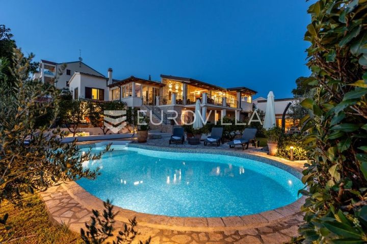 Kuća na prodaju 371 m² – Rogoznica