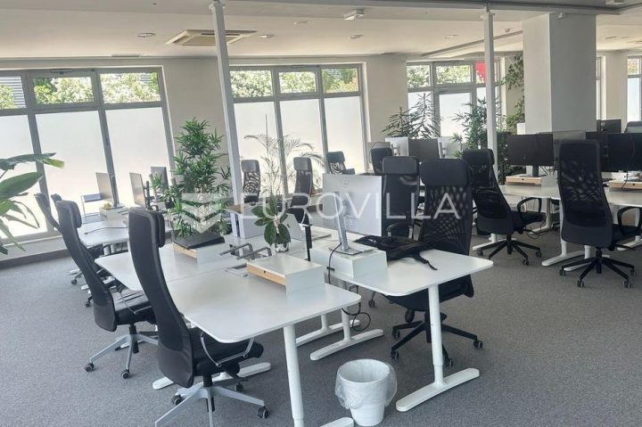 Business premises for sale 236 m² – Lora