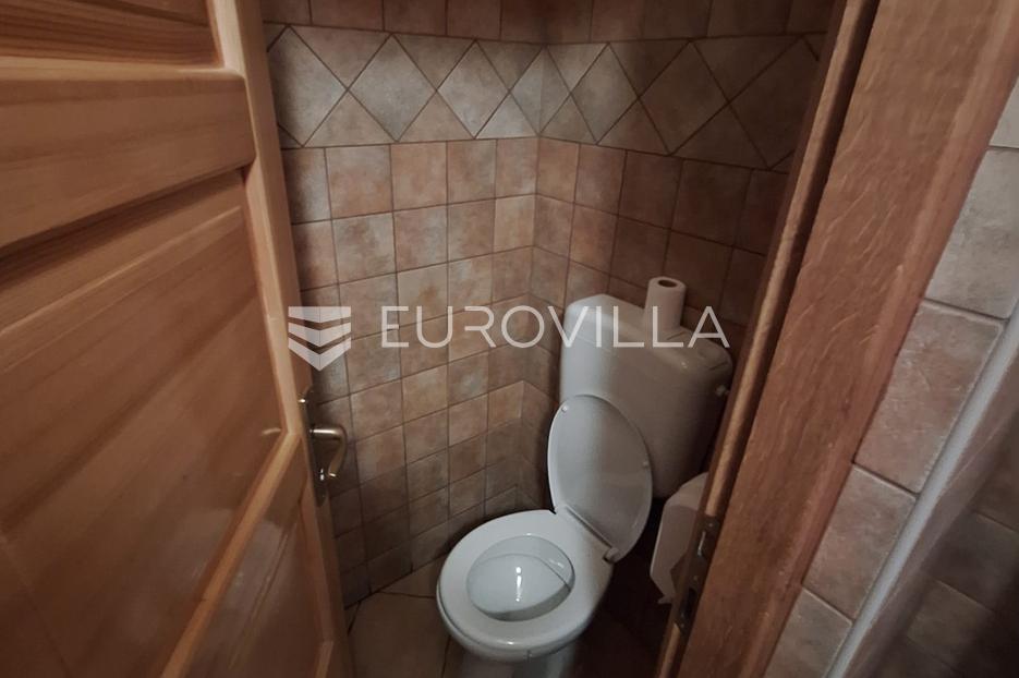 Poslovni prostori Na predaj -  Karlovac