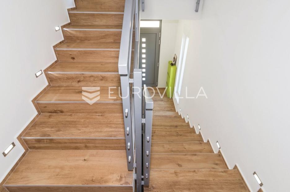 Casa In vendita -  Raša