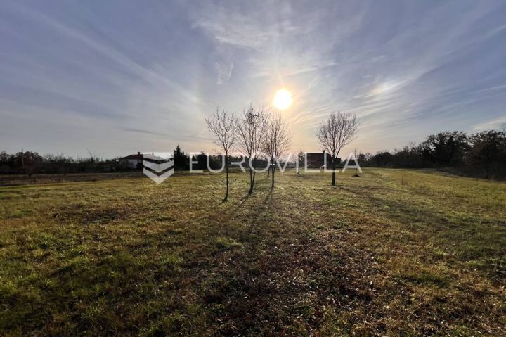 Pozemok na predaj 1665 m² – Laginji