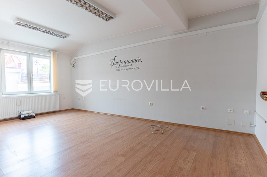 Lokal użytkowy Na sprzedaż -  Požega