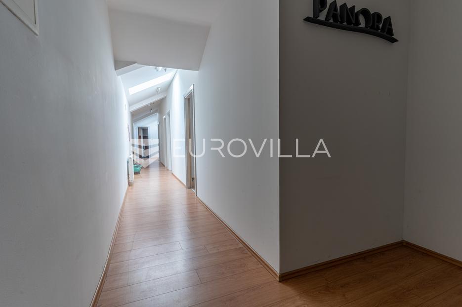 Lokal użytkowy Na sprzedaż -  Požega