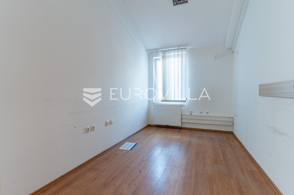 Lokal użytkowy Na sprzedaż -  Požega