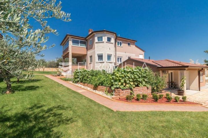 Kuća na prodaju 400 m² – Valtura