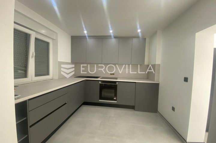 House for sale 210 m² – Naselje Matije Ivanića