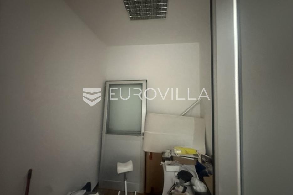 Poslovni prostor Na prodaju -  Pula