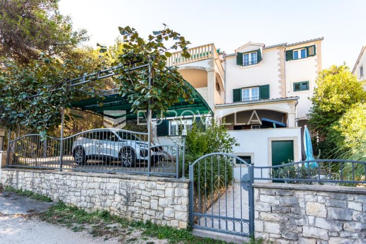 Hiša na predaj 372 m² – Supetar