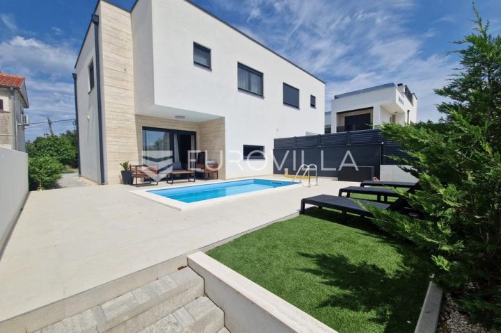 Hiša na predaj 150 m² – Vir