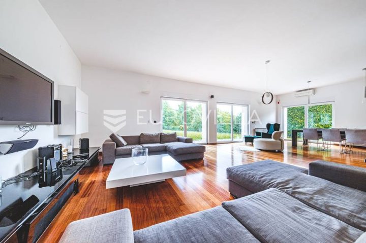 Casa in vendita 500 m² – Šestine