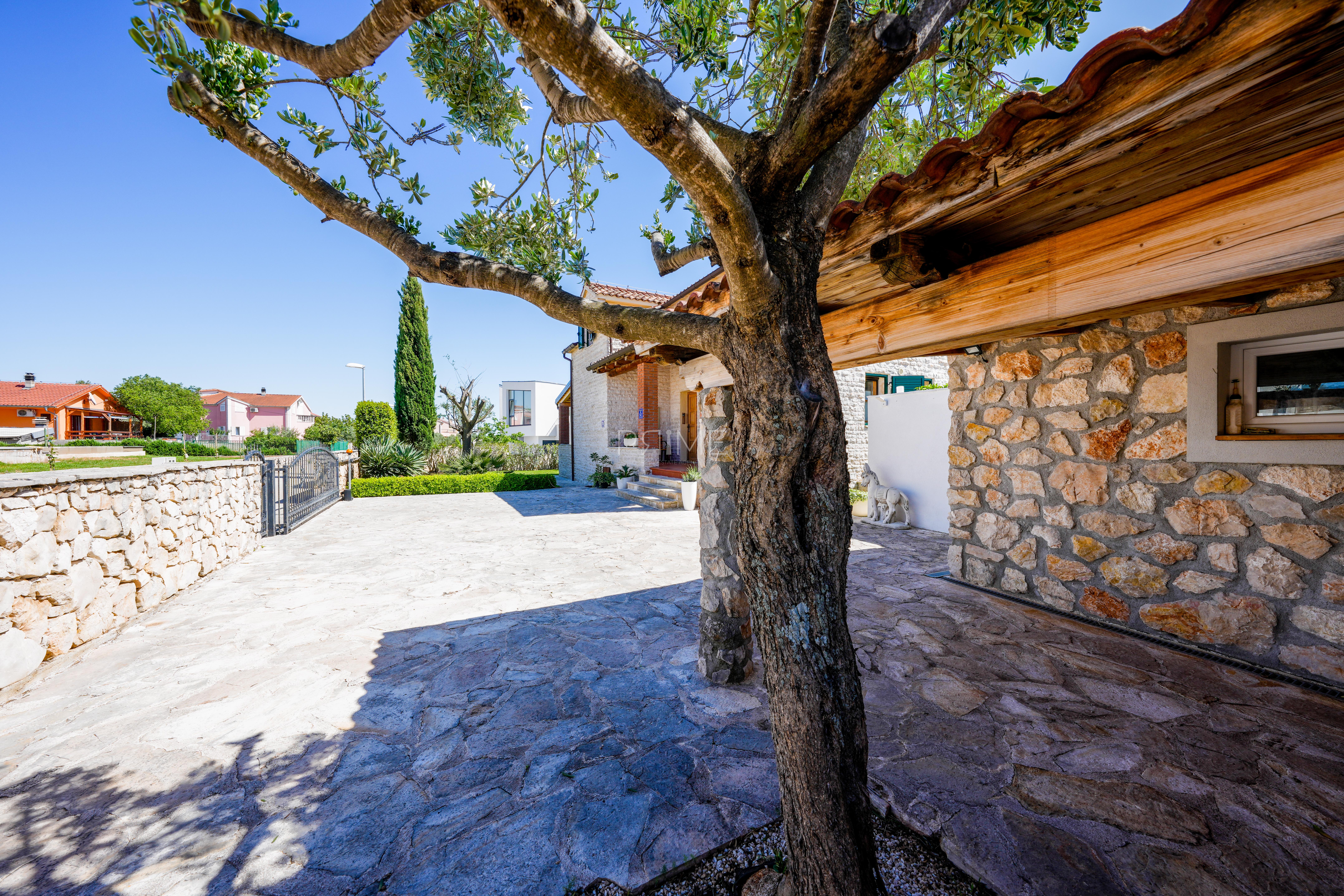 Dom Na predaj - ŠIBENSKO-KNINSKA VODICE