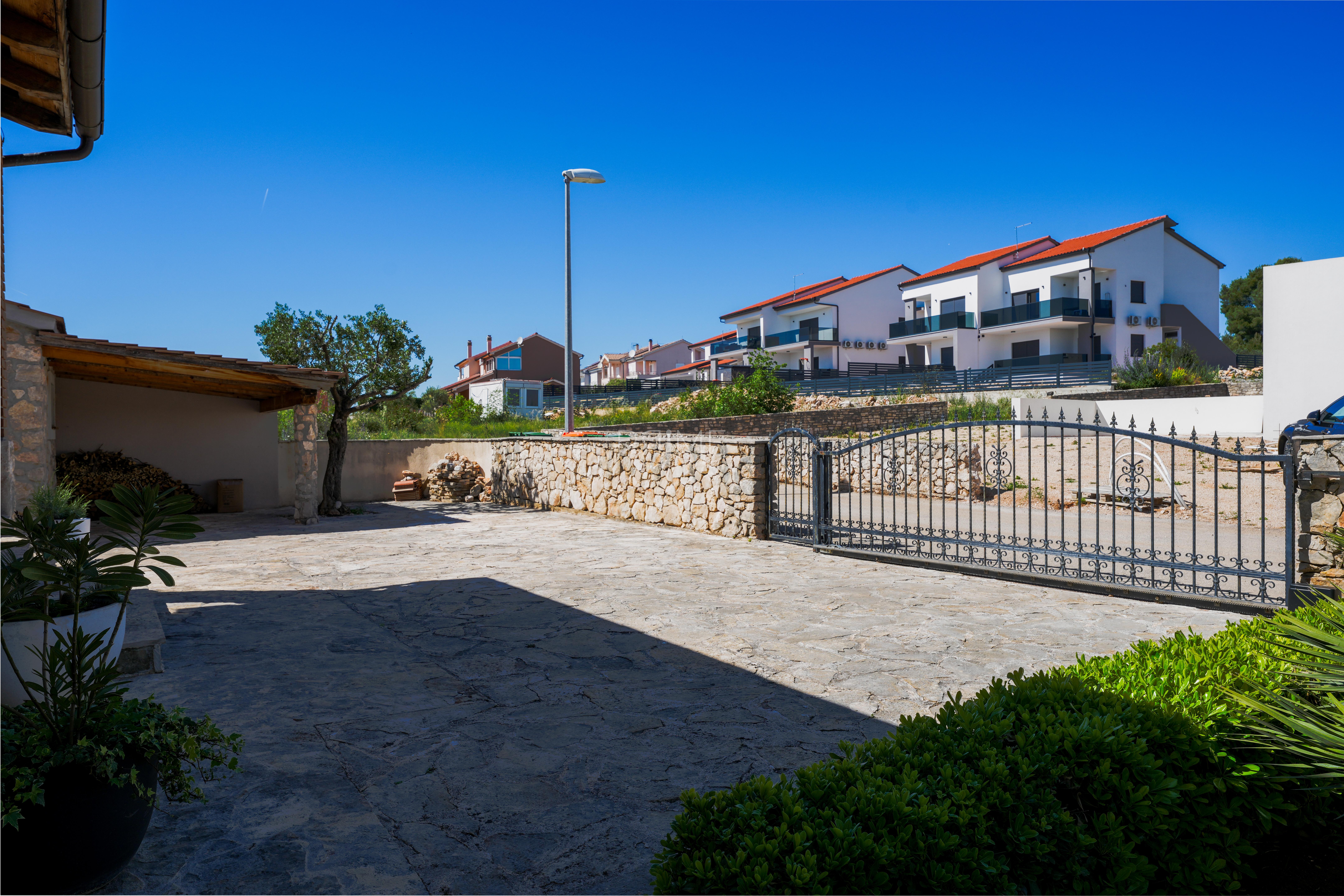 Dom Na predaj - ŠIBENSKO-KNINSKA VODICE