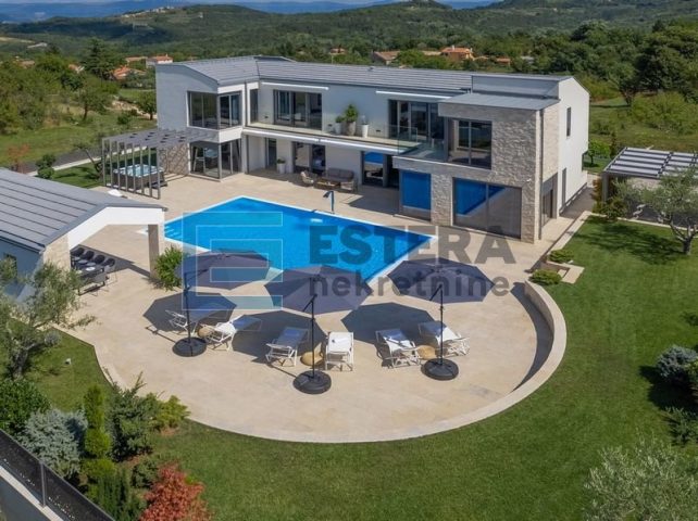 Hiša naprodaj 447 m² – Karojba