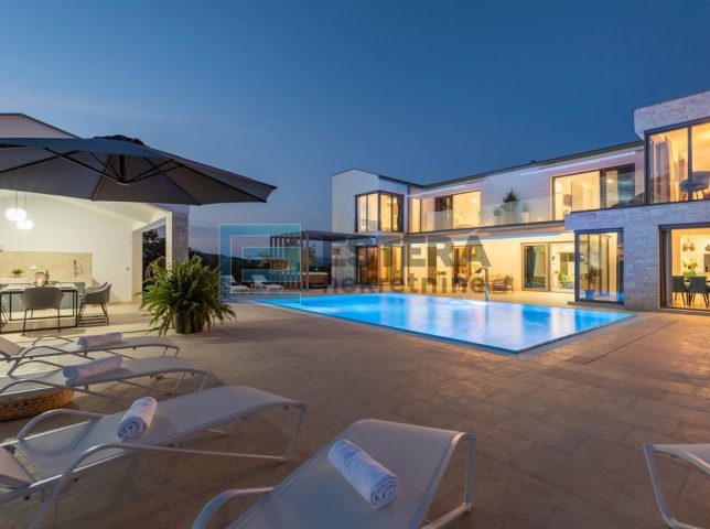 Hiša naprodaj 447 m² – Karojba