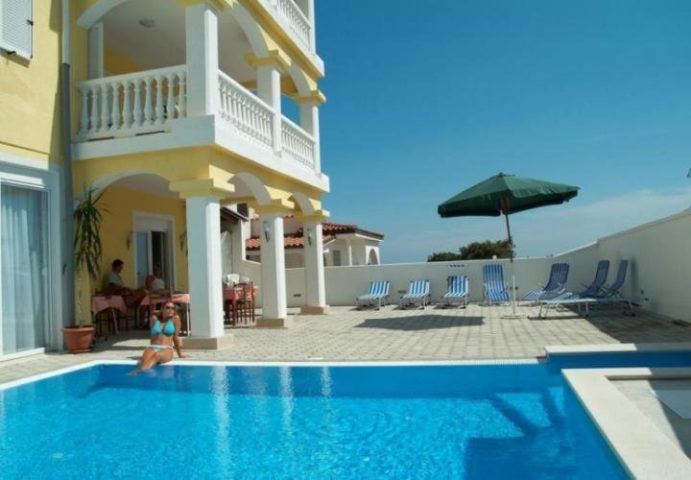 Hotel na sprzedaż 930 m² – Peroj