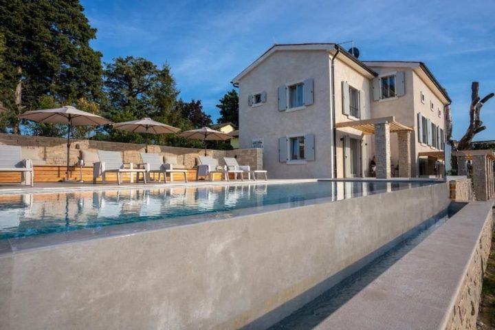 Hotel for sale 758 m² – Buje