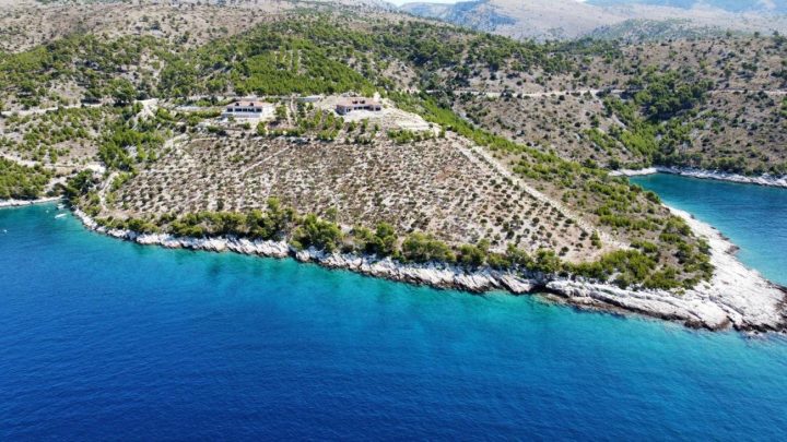 Kuća na prodaju 2000 m² – Brac