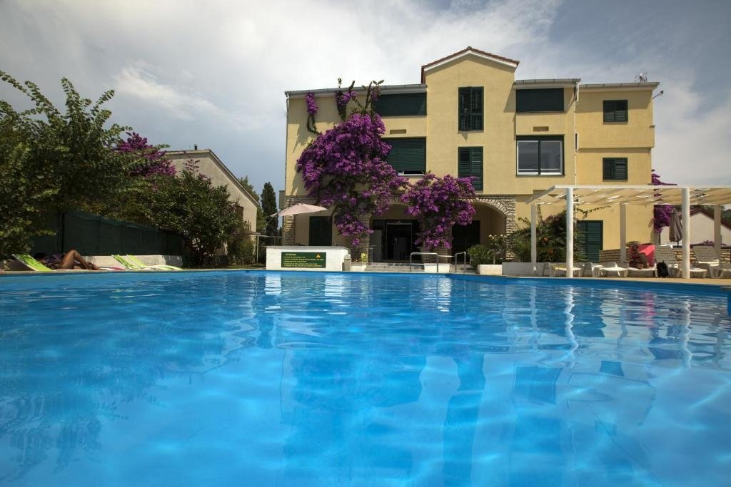 Hotel Na predaj - Ličko-senjska Novalja