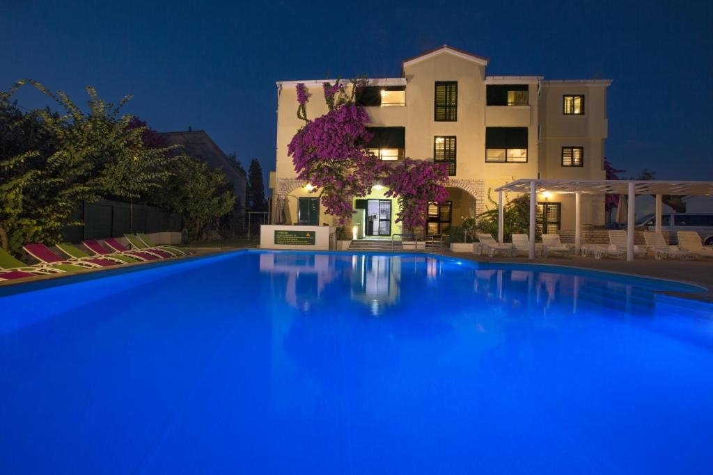 Hotel Na predaj - Ličko-senjska Novalja