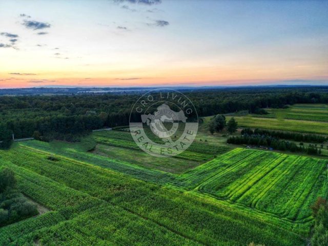 Commerciale in vendita 670 m² – Križ