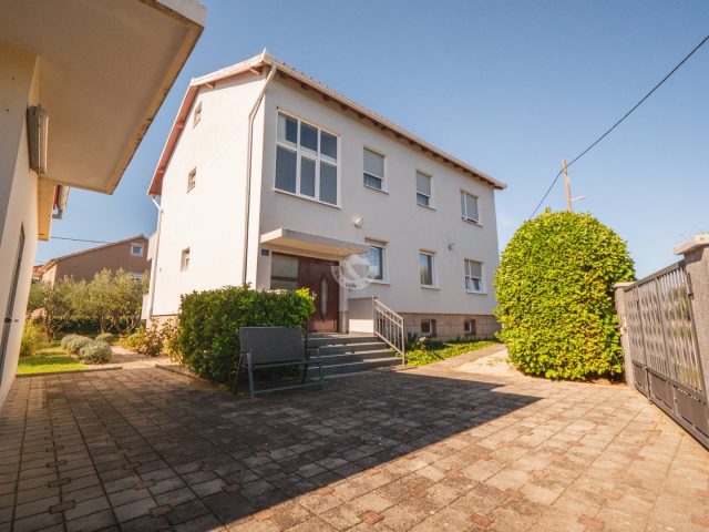 Haus zu verkaufen 422 m² – Poličnik