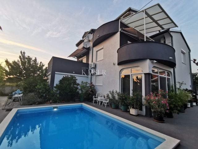 Kuća na prodaju 335 m² – Turanj