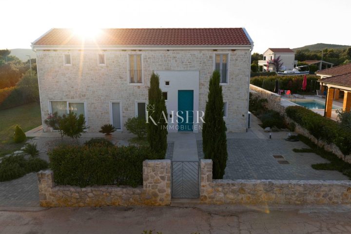 Kuća na prodaju 250 m² – Ugljan