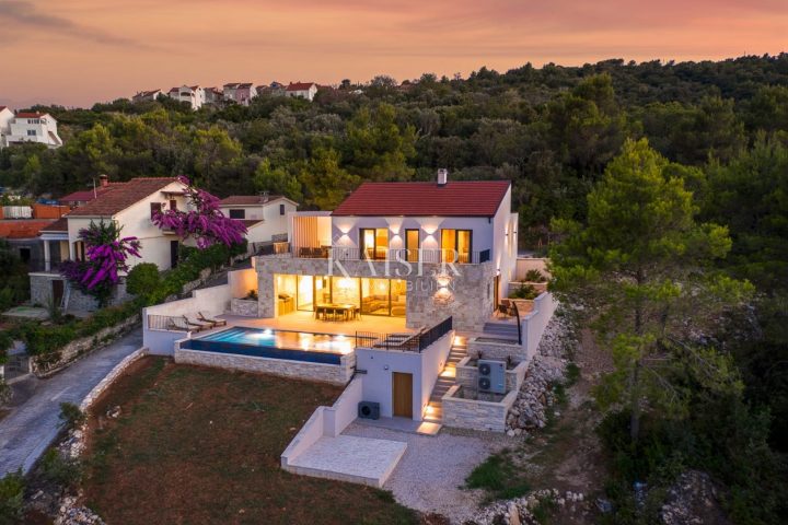 Kuća na prodaju 294 m² – Mali Iž