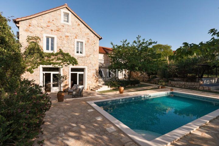 Kuća na prodaju 255 m² – Hvar