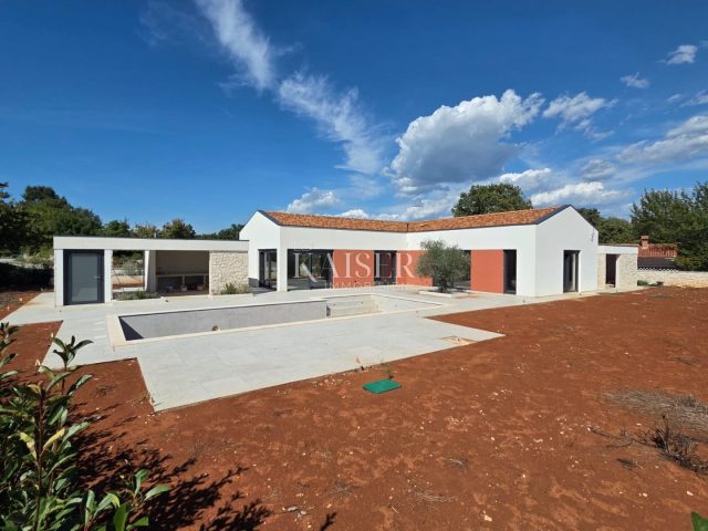 Kuća na prodaju 195 m² – Tinjan
